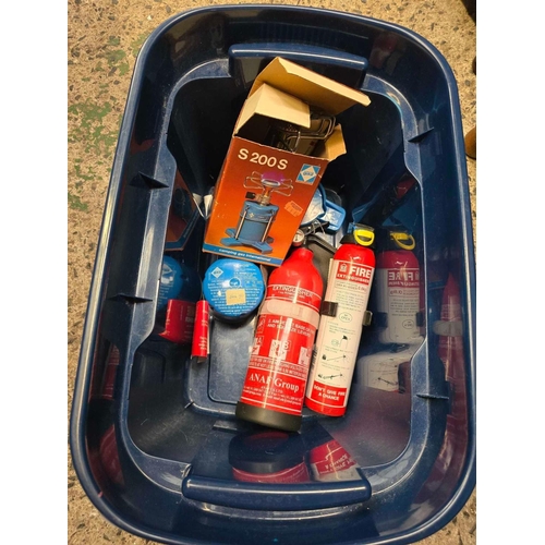 60 - CARTON WITH A CAMPING GAZ STOVE & 2 FIRE EXTINGUISHERS