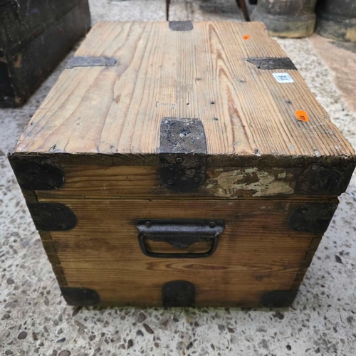 118 - SMALL PINE WOODEN CHEST