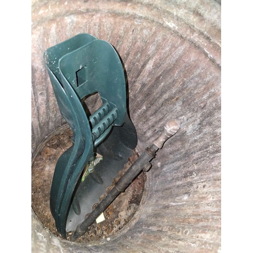 145 - VINTAGE GALVANISED DUSTBIN WITH GARDEN SPRAY PUMP & A LEAF GRASS GARDEN SCOOP