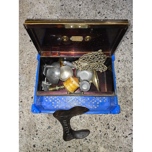 27 - OLD CASH BOX MINUS LOCK, CONTAINING MISC BRASS & METALWARE & A BLAKEYS CAST IRON SHOE LAST