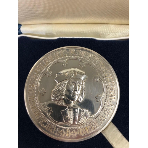 765 - ROYAL MINT 1984 COLLEGE OF ARMS QUINCENTENARY SILVER MEDAL 63MM DIA. 126.6 G BOXED WITH COA FROM TOT... 