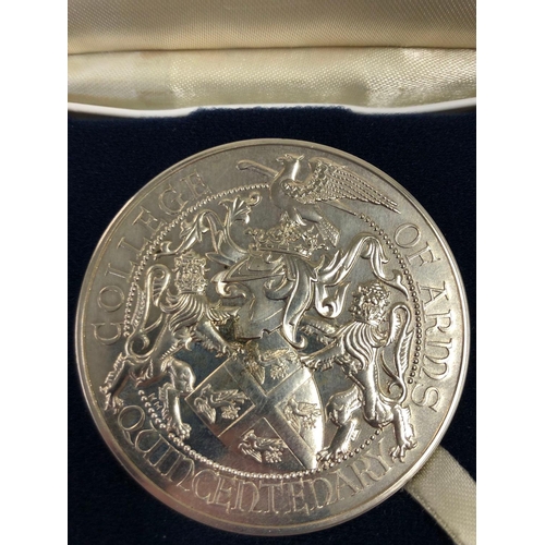 765 - ROYAL MINT 1984 COLLEGE OF ARMS QUINCENTENARY SILVER MEDAL 63MM DIA. 126.6 G BOXED WITH COA FROM TOT... 