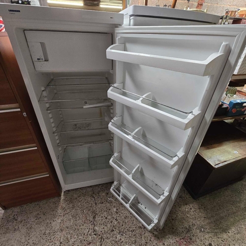 127 - LIEBHERR COMFORT FRIDGE FREEZER, DOOR HANDLE A/F