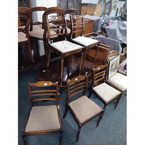 463 - REPRODUCTION MAHOGANY EXTENDING DINING TABLE ON BALL & CLAW FEET WITH 5 MATCHING CHAIRS