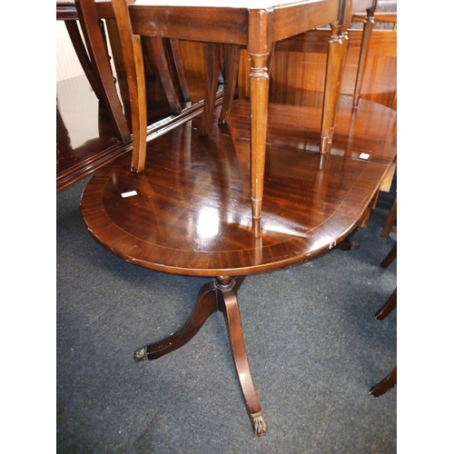 463 - REPRODUCTION MAHOGANY EXTENDING DINING TABLE ON BALL & CLAW FEET WITH 5 MATCHING CHAIRS