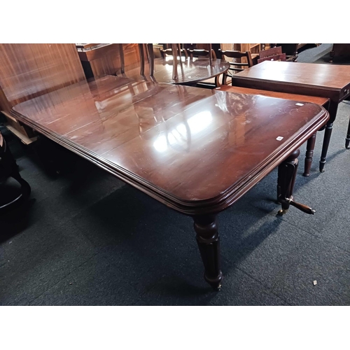 467 - MAHOGANY EXTENDING DINING TABLE ON PILLAR LEGS & CASTERS