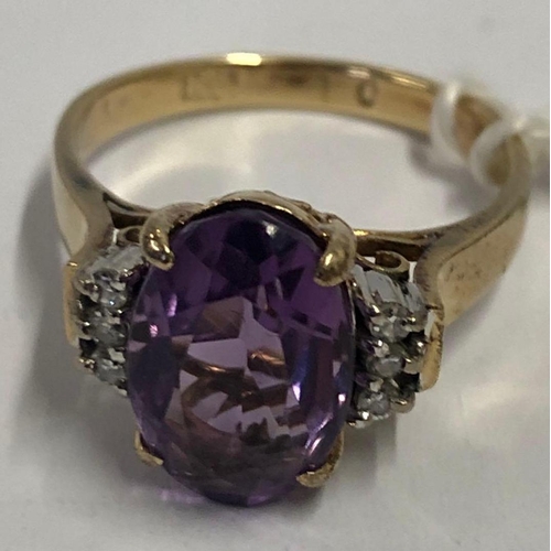 637 - AN AMETHYST RING WITH DIAMOND SHOULDERS SET IN GOLD, SIZE 'P'