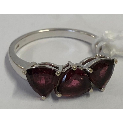 645 - A 3 STONE GARNET COLOURED RING IN 9ct, SIZE 'M, 2.9g