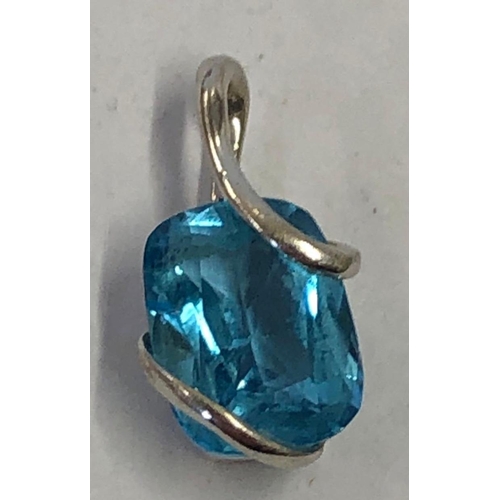 745 - AN AQUAMARINE COLOURED SINGLE STONE GOLD MOUNTED PENDANT