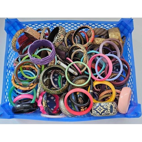 751 - LARGE QTY OF PLASTIC & METAL BANGLES