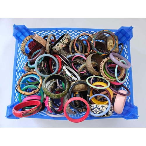 751 - LARGE QTY OF PLASTIC & METAL BANGLES