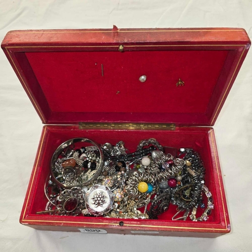 850 - N OLD JEWELLERY BOX WITH MISC WHITE METAL COLOURED NECKLACES, RINGS, BROOCHES ETC