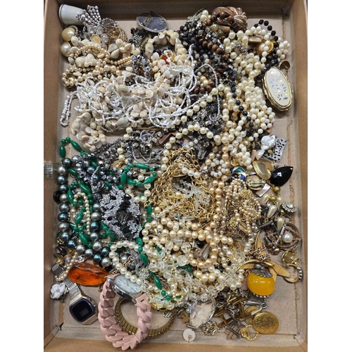 851 - TRAY WITH GOLD COLOURED NECKLACES, PEARL BEADS, BROOCHES, RINGS