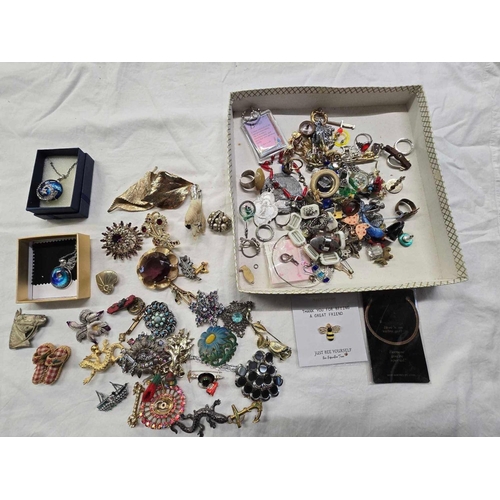 853 - TRAY & A TUB OF MISC COSTUME JEWELLERY INCL; RINGS, BROOCHES ETC