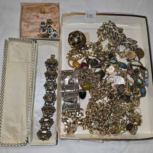 867 - SMALL TRAY OF GOLD COLOURED COSTUME JEWELLERY, NECKLACES, BRACELETS, RINGS, COIN BRACELET