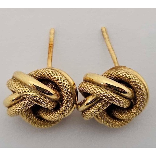 1007 - 9ct PAIR OF KNOT EAR STUDS 1,5g