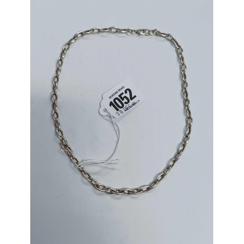 1052 - A SILVER NECK CHAIN