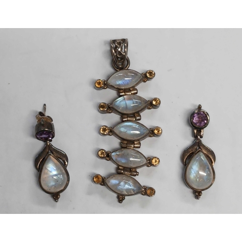 1058 - A 5 STONE MOONSTONE PENDANT & A PAIR OF EARRINGS SET IN SILVER