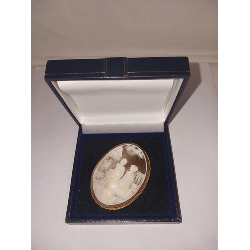 1067 - A LARGE CAMEO BROOCH OF 2 SEATED GIRLS IN 9ct GOLD