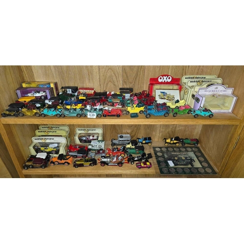 1124 - 2 SHELVES OF MIXED LOOSE MODEL CARS BY LESNEY, MODELS OF YESTER YEAR & MEDALLIONS FROM THE HISTORIC ... 