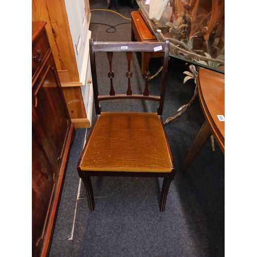 302 - REPRODUCTION LEATHER TOP DRUM CIRCULAR TABLE WITH 4 MATCHING CHAIRS & 1 OTHER