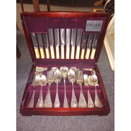 366 - ONEIDA BOXED CUTLERY SET & CUTLERY