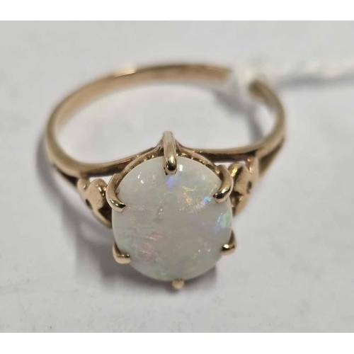 892 - AN ATTRACTIVE SINGLE STONE OPAL RING IN 14ct GOLD, SIZE 'O', 2.4g