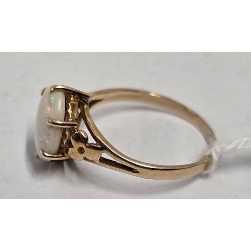 892 - AN ATTRACTIVE SINGLE STONE OPAL RING IN 14ct GOLD, SIZE 'O', 2.4g