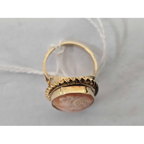 895 - A LARGE CARVED CAMEO RING SET IN 9ct GOLD, SIZE 'Q', 5.2g