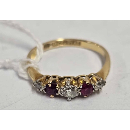 896 - A 5 STONE DIAMOND & RUBY RING SET IN 18ct GOLD, SIZE 'N'