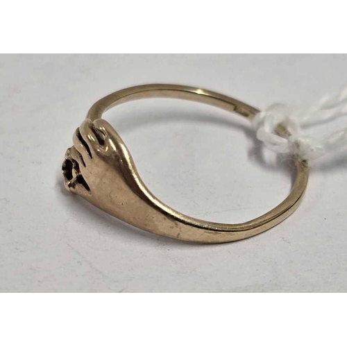 897 - A SMALL 9ct RING WITH HAND MOTIF, SIZE 'I'