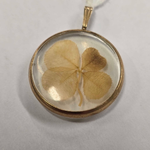 915 - A GOLD MOUNTED PENDANT WITH 4 LEAF CLOVER MOTIF