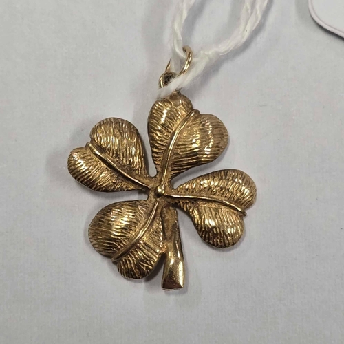 916 - A FOUR LEAF 9ct GOLD PENDANT, 2g