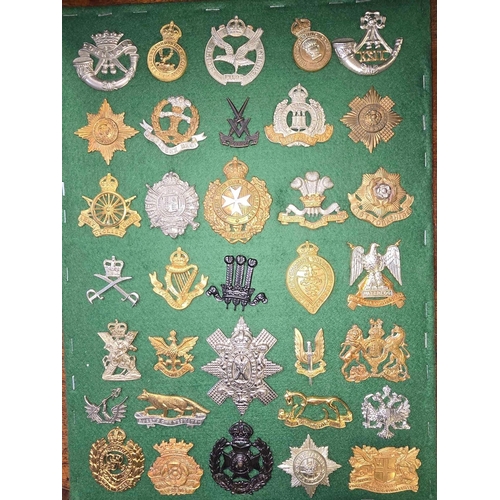 985 - PAD OF BRITISH ARMY & COMMONWEALTH CAP BADGES MAINLY RE-STRIKES INCL; SAS