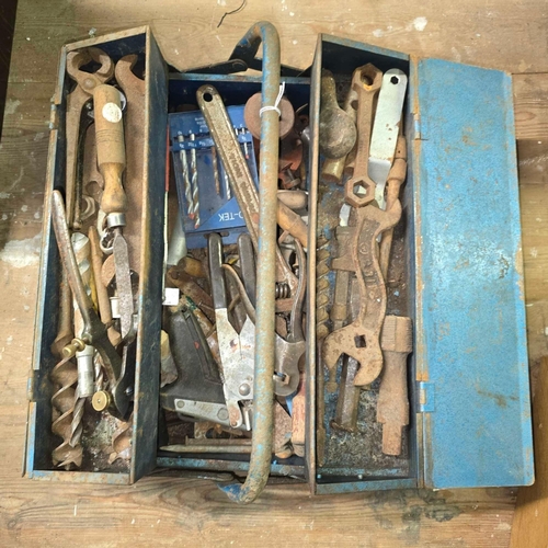 147 - METAL CANTILEVER TOOL BOX WITH MISC VINTAGE TOOLS