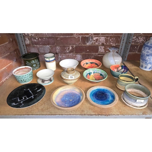 176 - SHELF OF STUDIO POTTERY INCL; PAULINE ZELINSKI & POOLE POTTERY