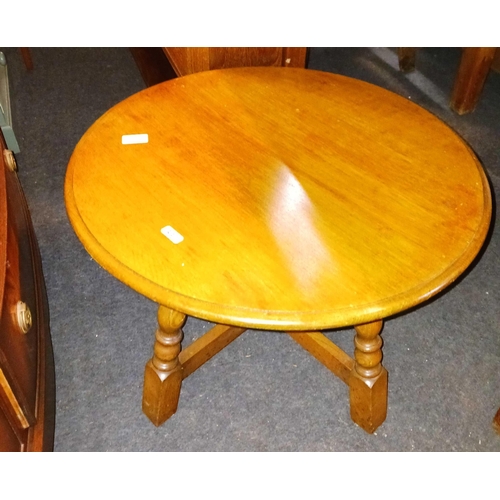 321 - MODERN NEST OF 2 TABLES, A PIE CRUST EDGE COFFEE TABLE & AN OAK CIRCULAR TABLE