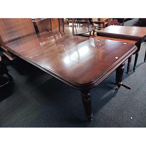 600 - MAHOGANY EXTENDING DINING TABLE ON PILLAR LEGS & CASTERS