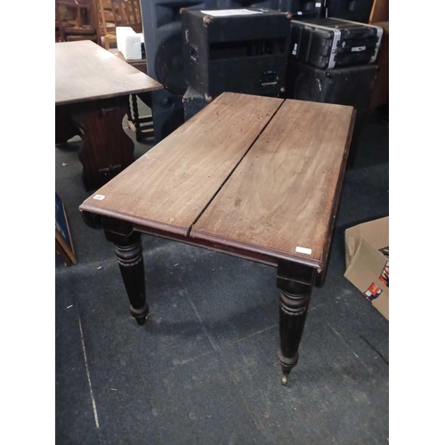 623 - EXTENDING MAHOGANY DINING TABLE ON PILLAR LEGS & CASTERS