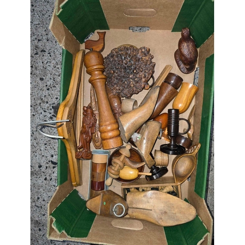 118 - CARTON OF MISC WOODEN ITEMS INCL; SHOE TREE'S, CHESS SET, NAPKIN RINGS & A BURR WALNUT DECORATION