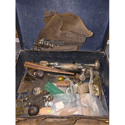 165 - SMALL FIBRE GLASS ATTACHÉ CASE WITH MISC HAND TOOLS INCL; WOOD AUGERS, BRACES, HAMMERS & OTHER TOOLS