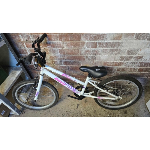 256 - CHILD'S APOLLO GIRLS MOUNTAIN BIKE, PEDALS REMOVED BUT PRESENT