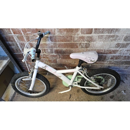 257 - GIRLS APOLLO SMALL GIRLS BIKE, PEDAL MISSING BUT PRESENT