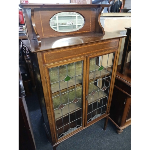 419 - INLAID MAHOGANY LEADED GLASS FRONTED MIRROR BACK DISPLAY CABINET WITH GLASS SIDE PANEL MISSING