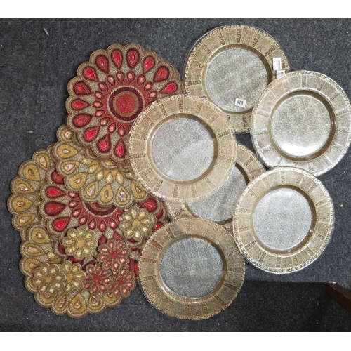 429 - QTY OF DECORATIVE GLASS DINNER PLATES WITH COAST MAT & COASTERS