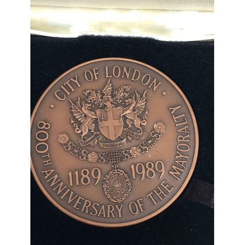 757 - THE ROYAL MINT 1989 800 YEARS OF THE MAYORALTY OF THE CITY OF LONDON BRONZE MEDAL WITH C.O.A. AND BO... 