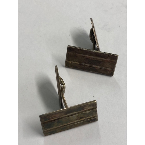 840 - A PAIR OF SILVER MODERN DESIGN CUFF LINKS (BOXED)