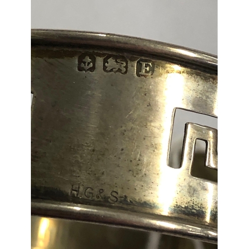 842 - A SILVER PIERCED GREEK KEY PATTERN NAPKIN RING, B'HAM 1931