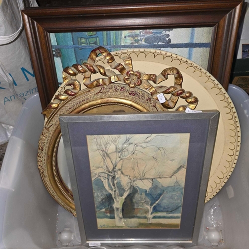 96 - CARTON WITH 2 PICTURES, GILT FRAMED MIRROR A/F, A TRAY & A PRINT OF LF LOWRYS 'THE LINO MARKET' PAIN... 