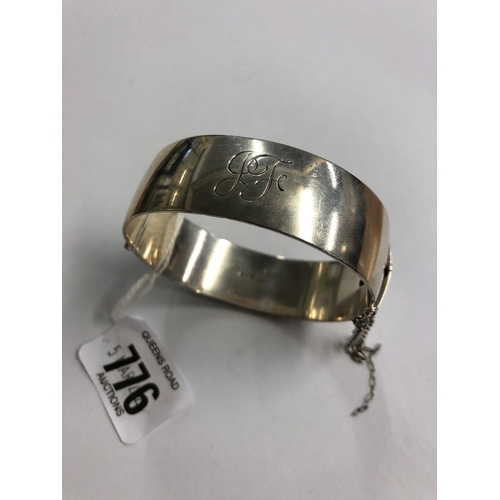 776 - A HEAVY SILVER HINGED BRACELET, 56g